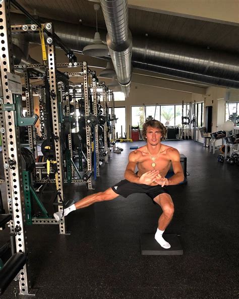 Top 5 Photos, 4/23: Zverev hits the gym, shirtless 